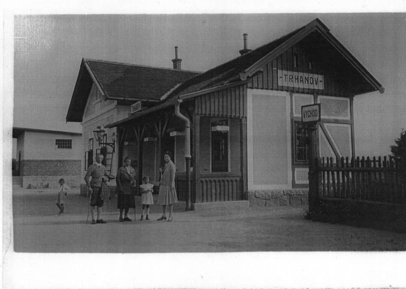 Často se na pohlednicích nebo fotografiích objevuje trhanovský zámek. Nechybějí ani snímky mapující proměnu obce.