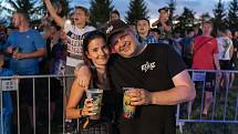 Rockový open-air festival Pekelný ostrov zahájily ve čtvrtek 30. června 2022 kapely MASH Tribute, Zvlášňý škola a Kabát revival WEST.