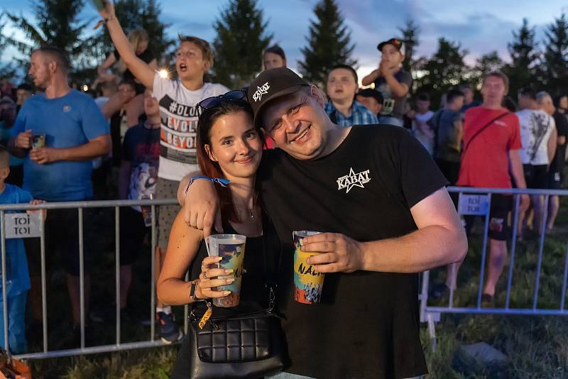 Rockový open-air festival Pekelný ostrov zahájily ve čtvrtek 30. června 2022 kapely MASH Tribute, Zvlášňý škola a Kabát revival WEST.