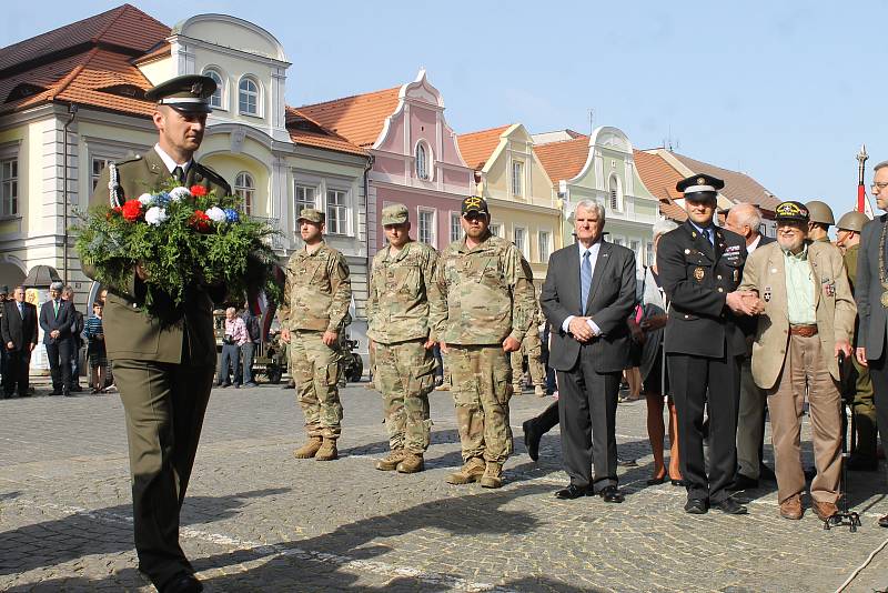 Na 73. výročí konce druhé světové války dorazil válečný veterán James Duncan (93), který Domažlice osvobozoval.