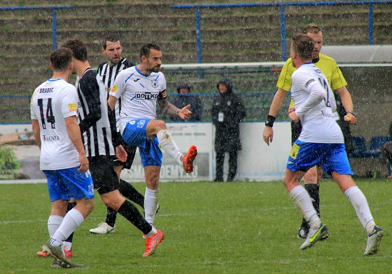 Fotbalisté TJ Jiskra Domažlice (na archivním snímku hráči v bílých dresech) prohráli v neděli dopoledne na hřišti příbramského béčka 0:2.