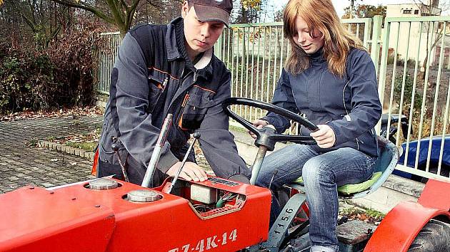 Patnáctiletá Martina Kolejníková si zkouší řízení malotraktoru. Tato činnost byla součástí prezentace oboru Agropodníkání, který představila Střední odborná škola a Střední odborné učiliště v Horšovském Týně. 