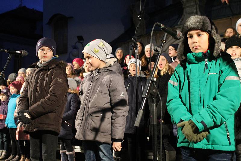 Zpívání koled u stromečku a jeho rozsvícení na domažlickém náměstí.