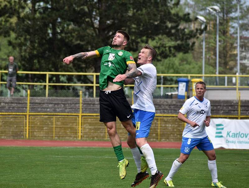 Ve 25. kole loňské sezony fotbalisté TJ Jiskra Domažlice (na snímku hráči v bílých dresech) prohráli v Sokolově 0:3. Jak utkání na Baníku dopadne tentokrát?