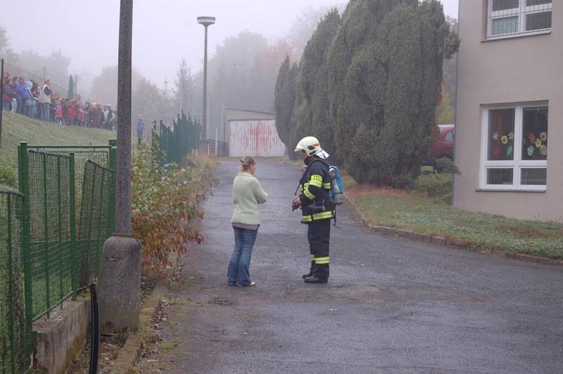 Evakuace hostouňské školy a hasičské cvičení.