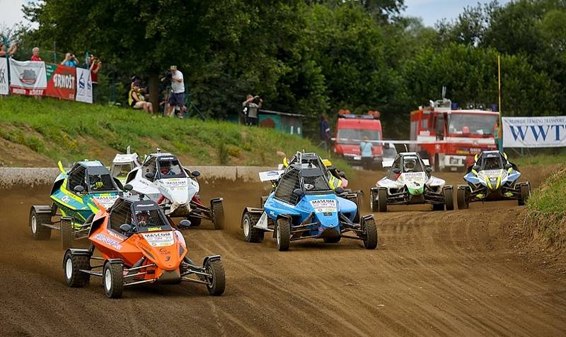 Druhý závod Mascom Kartcross Cupu 2020 v Poříčí nad Sázavou - Ducháček (oranžový kart č.3) vyhrál, Jiří Götz (zelenožlutý kart č. 46) dojel šestý.