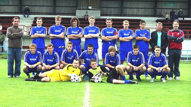 FOTBALISTÉ SOKOLA POSTŘEKOV na společném snímku po skončení loňské sezony. Kádr trenéra Jindřicha Kapice by měl zůstat pohromadě a fanoušci by jej viděli rádi na předních místech tabulky. 