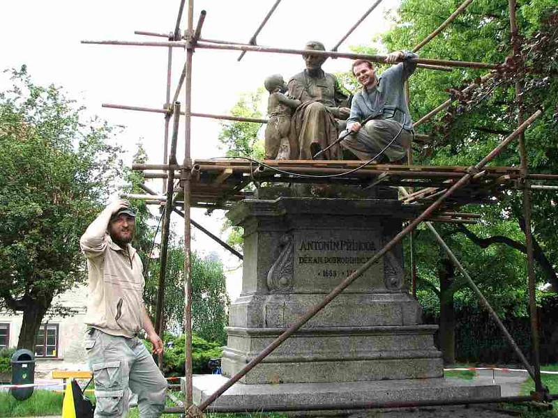 Bratranci Jaroslav (zleva) a Ondřej Šindelářovi se podílejí na restaurování sochy děkana Antonína Příhody (1668–1749) v parku, který je  po  něm nazván