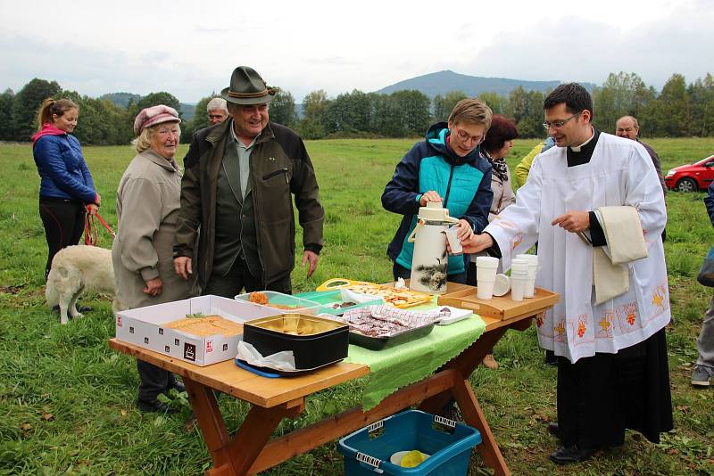 Slavnostní požehnání křížku u obnoveného rybníku.