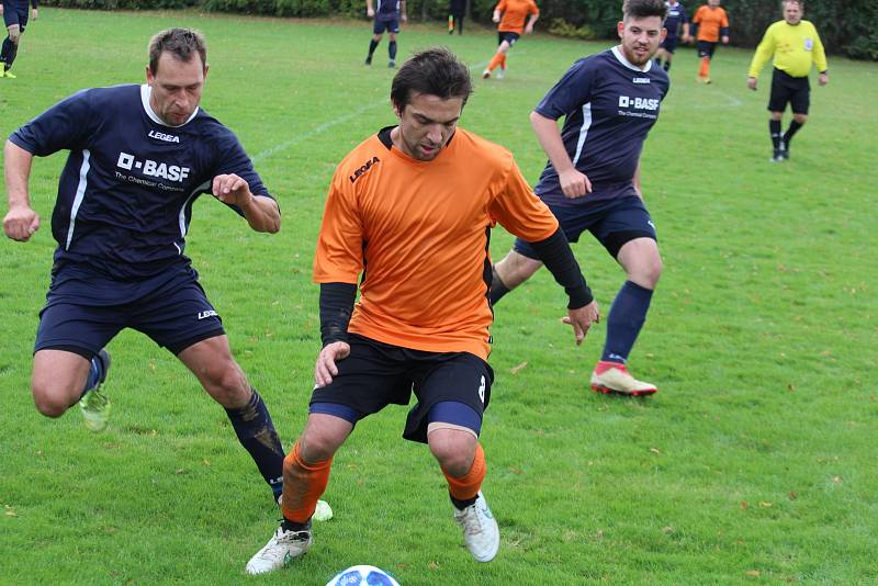 Sokol Blížejov (v oranžovém) - Slavoj Koloveč B (v modrém) 0:7 (0:2).