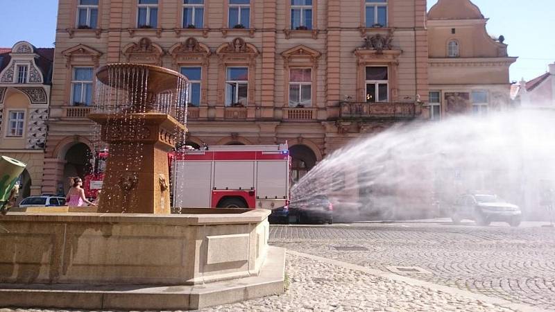 DOMAŽLICKÉ NÁMĚSTÍ pokropili v úterý hasiči, aby zchladili rozpálené dlažební kostky.