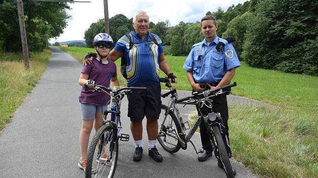 Městští strážníci dohlížejí na bezpečnost cyklistů.