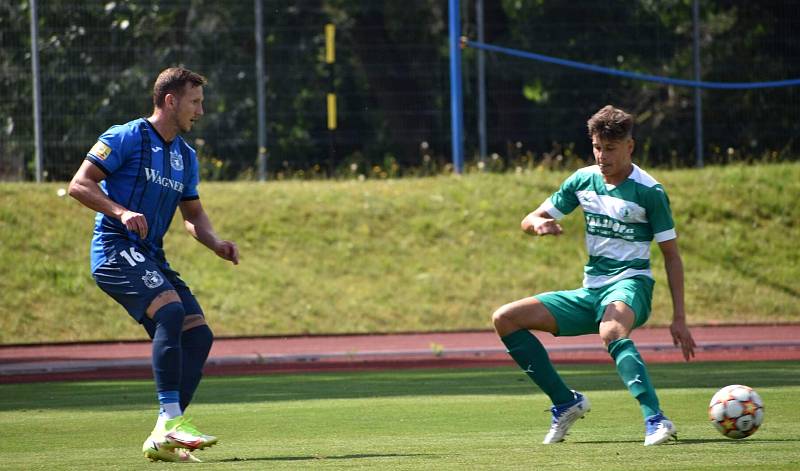 Domažlice (na snímku v modrém dresu) v přípravě béčko Bohemians porazily. Podaří se jim to i v neděli v ČFL?