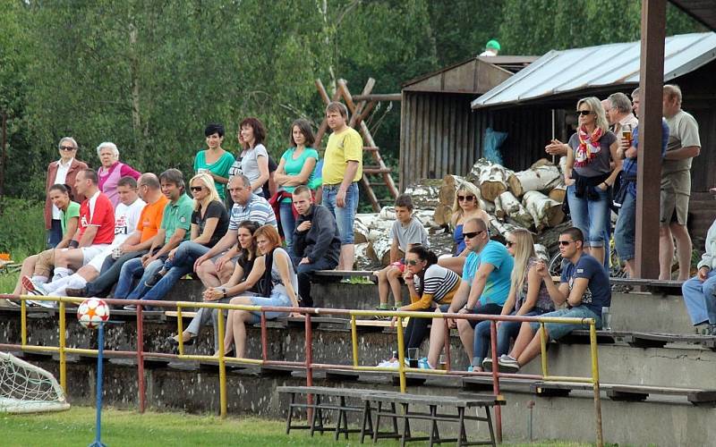 Z utkání fotbalistů Klenčí A s FC Dynamo H. Týn B a pohled do tribun.