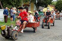 Radonice v sobotu ovládly dvoukolové traktůrky s říditky a jejich recesistický závod Terra Cup