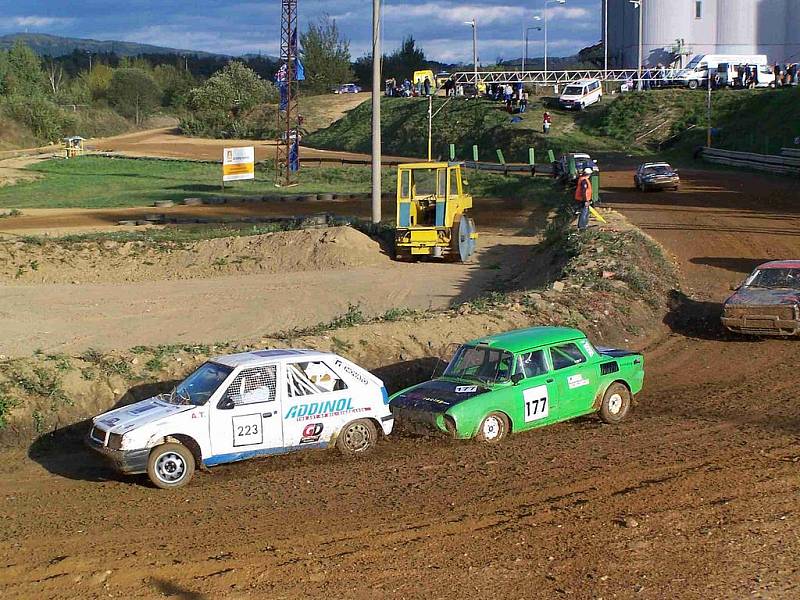 Fotogalerie z předposledního rallyekrosového závodu na domažlické trati.