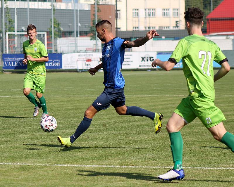 6. kolo FORTUNA ČFL, skupina A: FK Loko Vltavín (zelení) - Jiskra Domažlice (modří) 2:2.