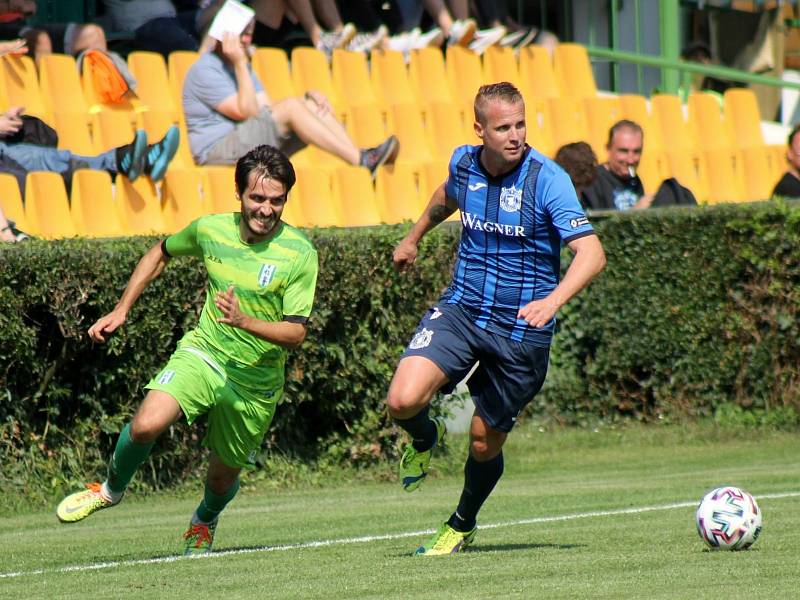 6. kolo FORTUNA ČFL, skupina A: FK Loko Vltavín (zelení) - Jiskra Domažlice (modří) 2:2.