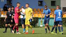 6. kolo FORTUNA ČFL, skupina A: FK Loko Vltavín (zelení) - Jiskra Domažlice (modří) 2:2.