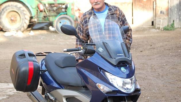 Osmašedesátiletý Oldřich Filip z Mířkova je vášnivým motorkářem. Příští rok má naplánovanou cestu do Portugalska.