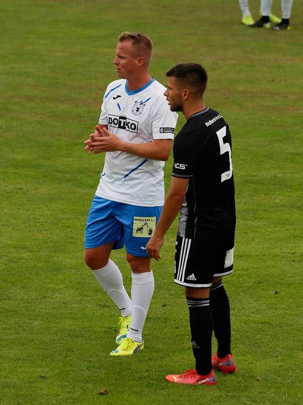 3. kolo FORTUNA ČFL A: Dynamo České Budějovice B - TJ Jiskra Domažlice (hráči v bílých dresech) 0:1 (0:1).