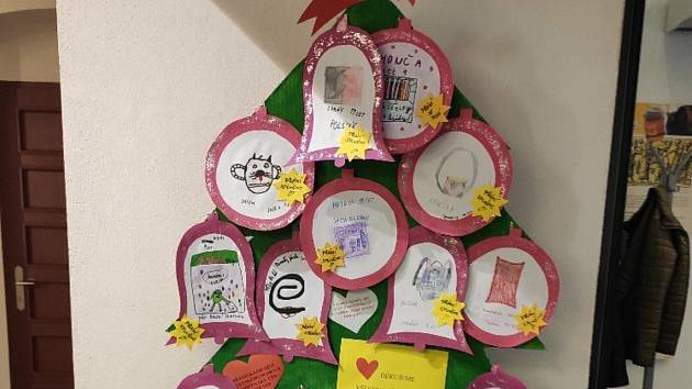Návštěvníci Kulturního centra - Pivovaru Domažlice splnili letos dětem z domovů čtyřiašedesát vánočních přání.