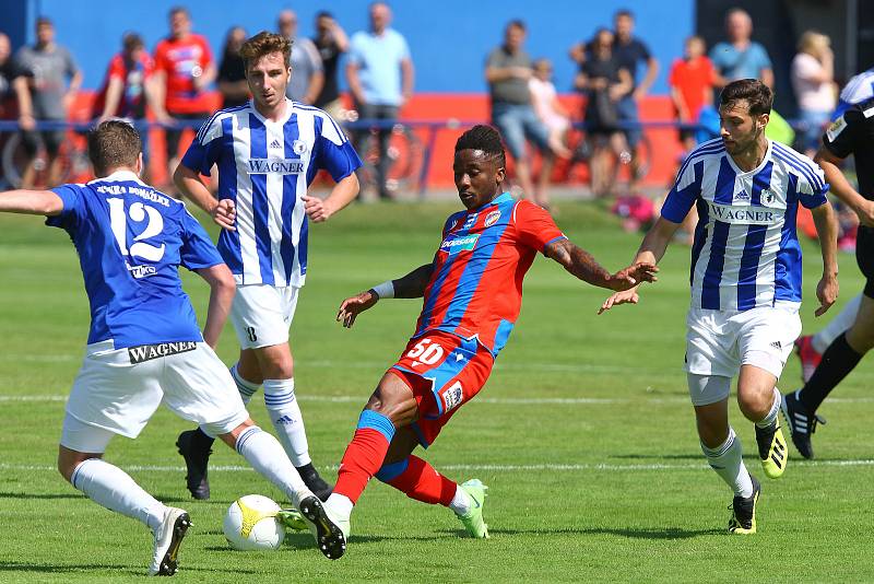 Fotbalisté Domažlic (na archivním snímku hráči v modrobílých dresech) prohráli na hřišti Benešova 3:5.