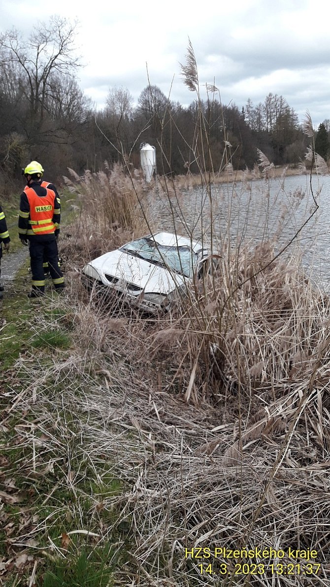 Automobil skončil na hraně břehu Smolovského rybníka.