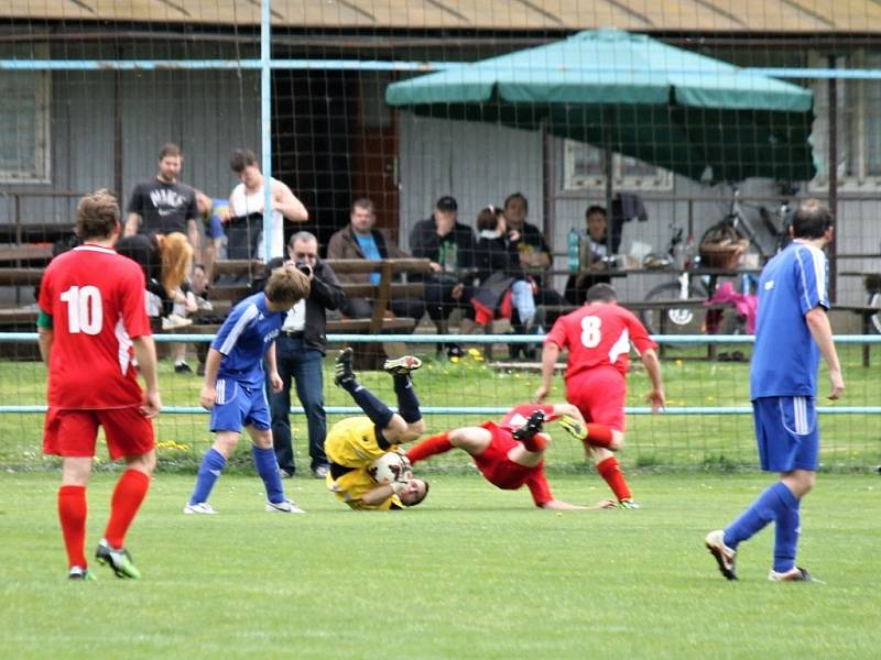 Z utkání fotbalistů Postřekova s Chodovou Planou.