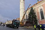 Instalace vánočního stromu v Domažlicích na náměstí.