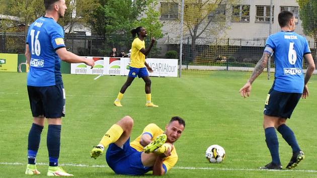 FORTUNA ČFL, skupina A, 25. kolo: FC Písek - TJ Jiskra Domažlice (na snímku fotbalisté v modrých dresech) 3:3 (1:1).