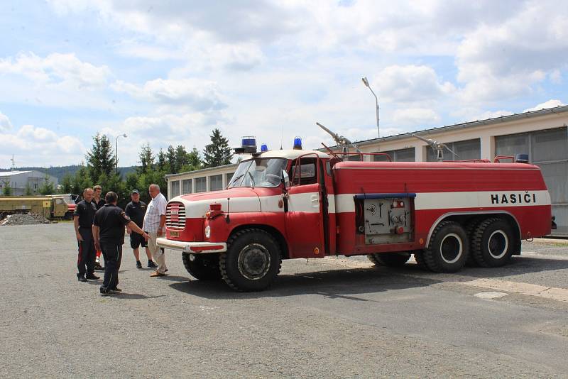Oficiální předání hasičského vozu.
