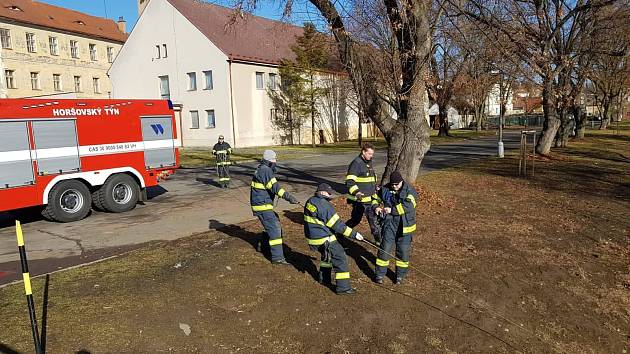 Pomoc s úklidem jezu.