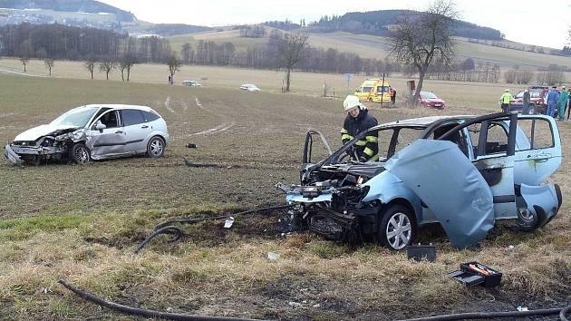 Z místa sobotní nehody, při níž vyhořelo auto.