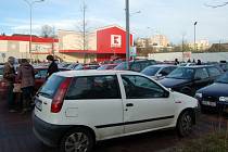 Najít místo k zaparkování u domažlického Kauflandu bylo během víkendových dnů v exponovaných hodinách velkým problémem.