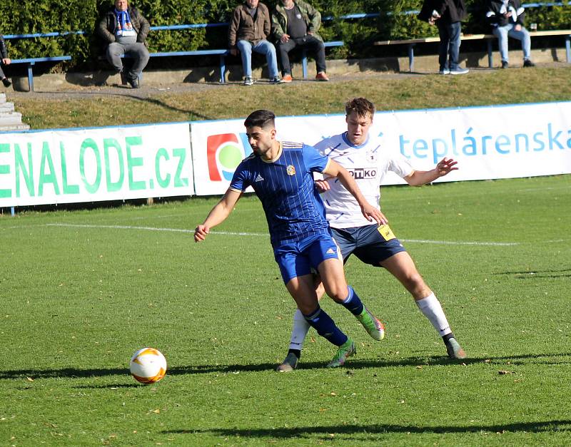 13. kolo FORTUNA ČFL, skupina A: FK Motorlet Praha (modří) - TJ Jiskra Domažlice (hráči v bílých dresech) 1:1 (1:1).