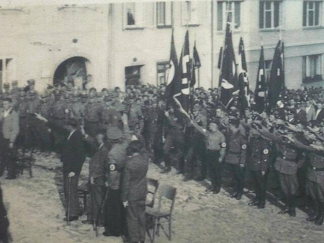 Sjezd členů N.S.D.A.P. na náměstí v Horšovkém Týně. 