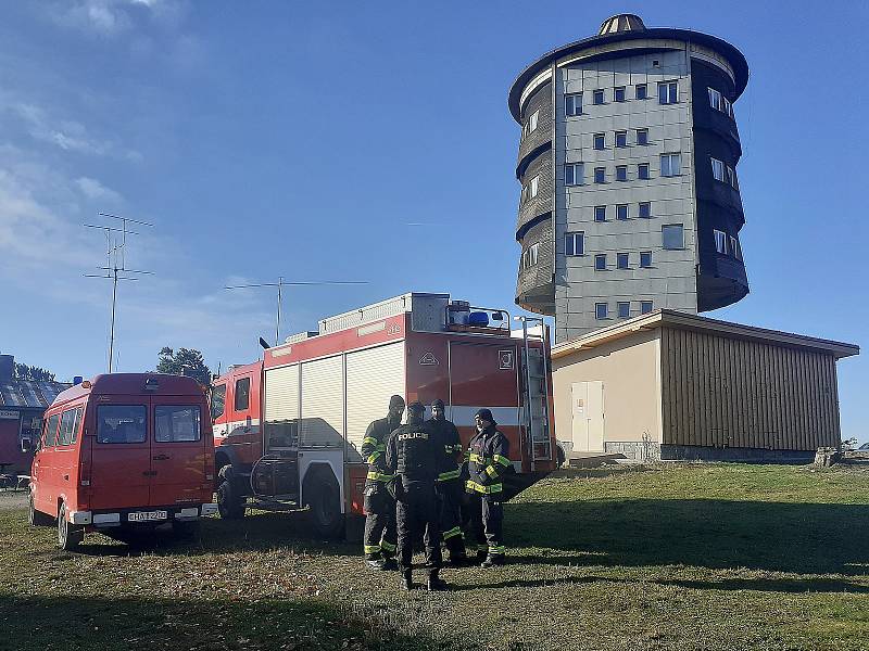 Policisté a hasiči pátrají po osmileté Julii, která se ztratila v okolí Čerchova na Domažlicku.