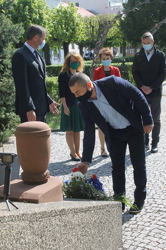 Pietní akt k 75. výročí osvobození a představení nových oblouků.