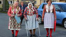 V Mrákově přišla k volbám do sněmovny i dvaadevadesátiletá Marie Mlezivová. Společně se svými průvodkyněmi se oblékly do tradičních chodských krojů.