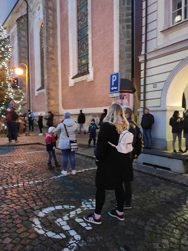 Rozsvícení vánočního stromku na náměstí Míru se uskutečnilo v sobotu před 17. hodinou.