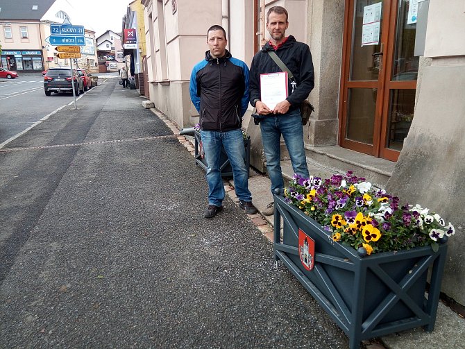 Rodiče žáků Masarykovy základní školy předali v úterý starostovi města petici.