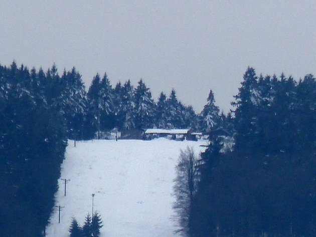 SJEZDOVKA NA SÁDKU ze silnice Ždánov-Pařezov. Svou výraznou bělostí v kontrastu s ostatní krajinou klame, neboť lyžovat se tam nedá.