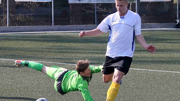 Z utkání starších dorostenců Jiskry Domažlice s vrstevníky ze Slavie Vejprnice.