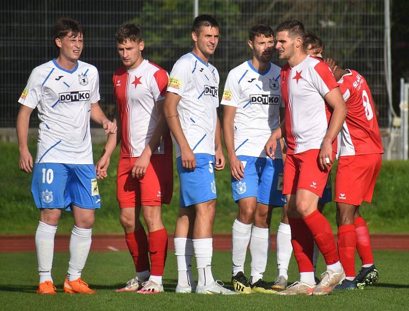 6. kolo FORTUNA ČFL A: TJ Jiskra Domažlice (na snímku fotbalisté v bílých dresech) - FC Slavia Karlovy Vary 2:2 (2:1).