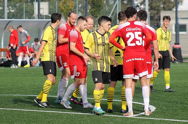 13. kolo FORTUNA divize, skupina A: SK Petřín Plzeň - TJ Jiskra Domažlice B (na snímku fotbalisté ve žlutých dresech) 0:2 (0:1).