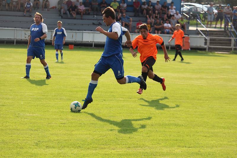 Jedenáctigólová demolice Chodova B (oranžové fresy) v Mrákově s místní rezervou (modré dresy).