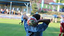 FK Holýšov B (v modrém) - Sokol Osvračín (v červeném) 2:2, na penalty 2:4.