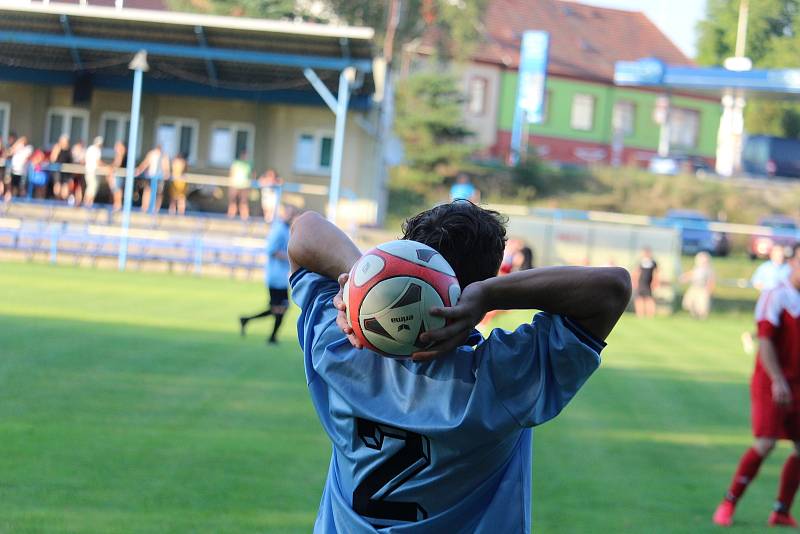 FK Holýšov B (v modrém) - Sokol Osvračín (v červeném) 2:2, na penalty 2:4.