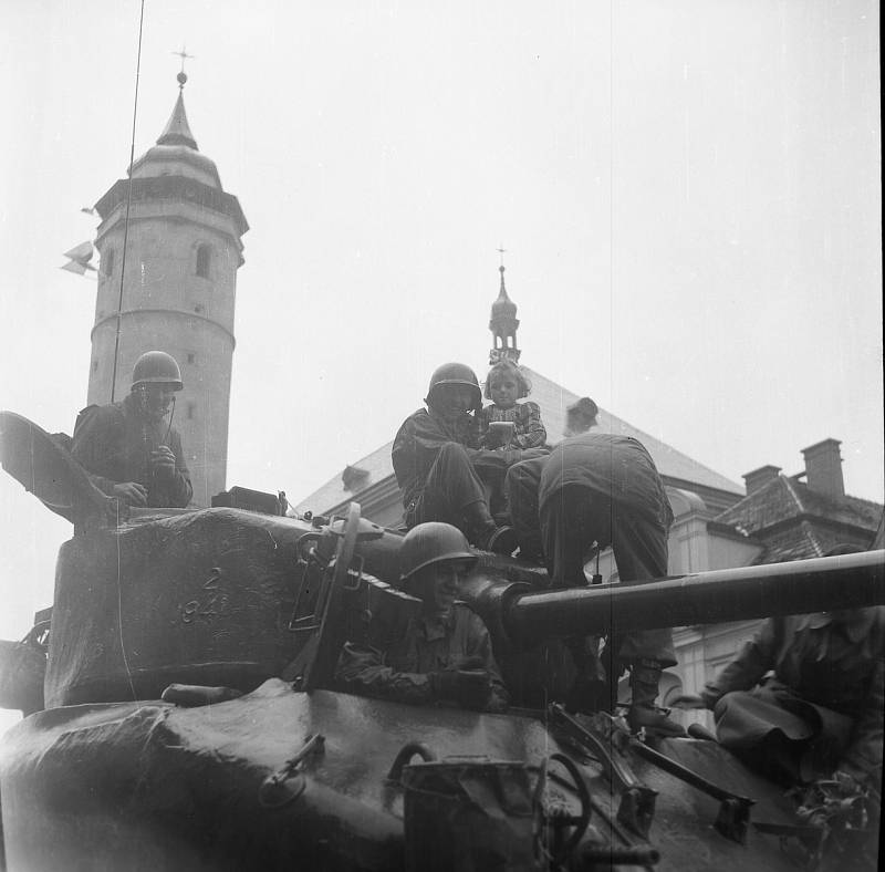 Snímky Viktora Douby zachycují příchod americké armády do Domažlic a oslavy konce války.